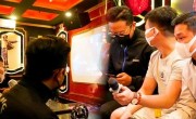 Nhịp sống Sài Gòn trở lại, người dân chen kín đi hát karaoke
