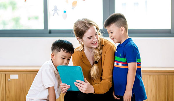 Học tiếng Anh qua bài hát là phương pháp hiệu quả dành cho bé