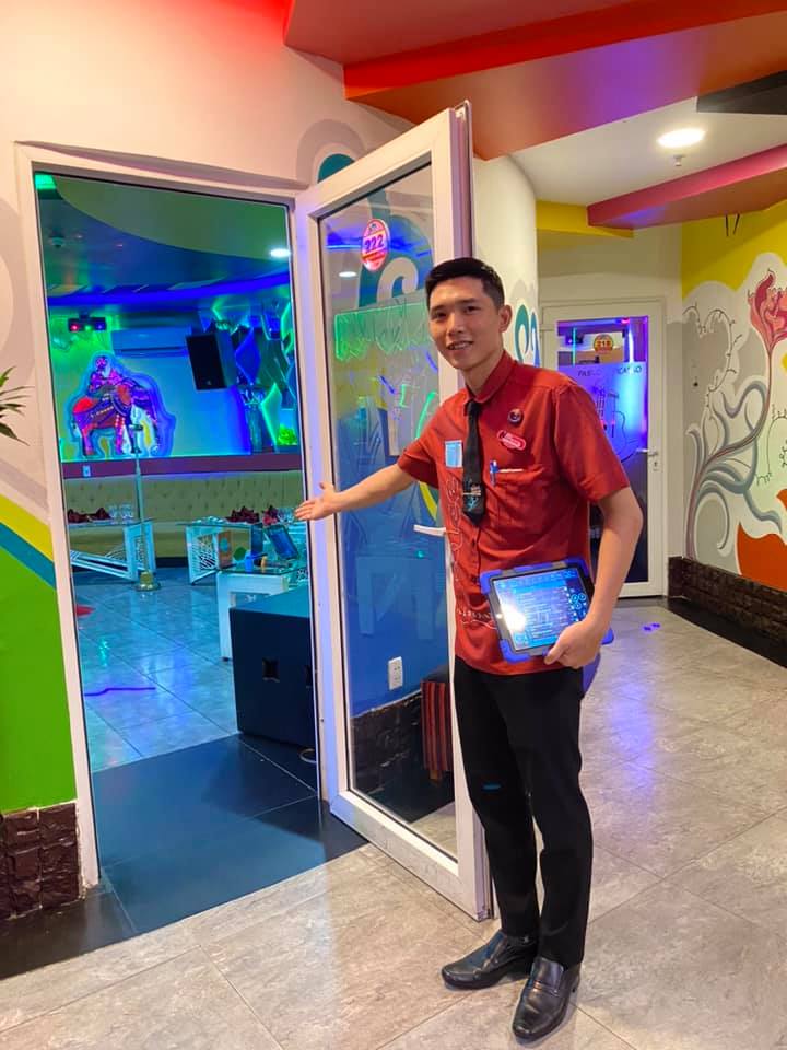 Nhân viên karaoke Nnice Phan Văn Trị khá nhiệt tình