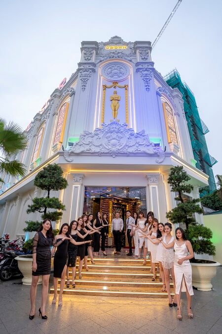 Đội ngũ nhân viên trẻ trung, chuyên nghiệp của karaoke Oscar Thủ Đức