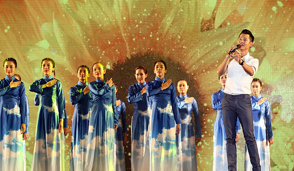 Nhạc đỏ được biểu diễn trên sân khấu lớn trong các dịp sự kiện đặc biệt