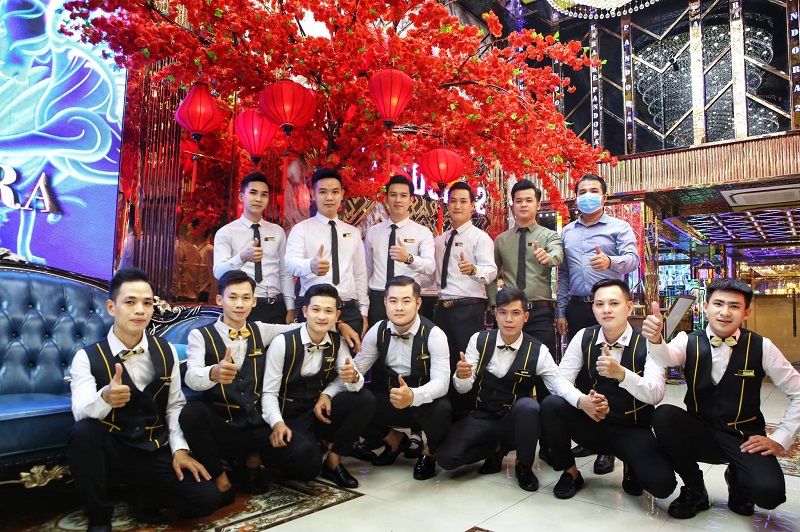 Đội ngũ nhân viên chuyên nghiệp tại karaoke Pandora Tây Thạnh