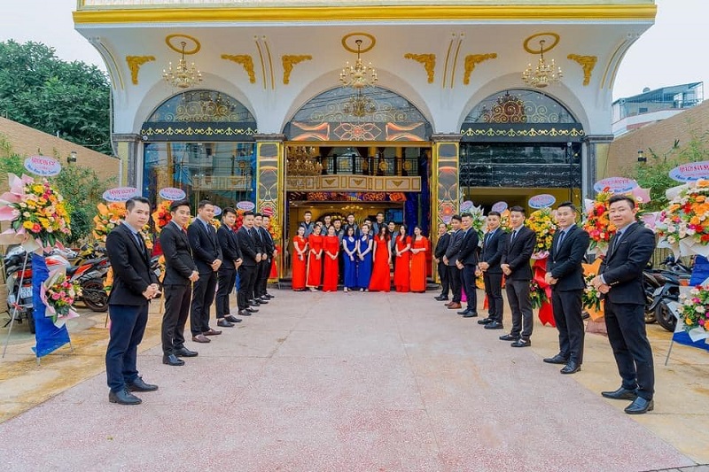 Đội ngũ nhân viên nhiệt tình Đội ngũ nhân viên nhiệt tình