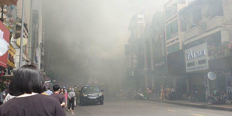 Khói từ đám cháy bao trùm cả con phố