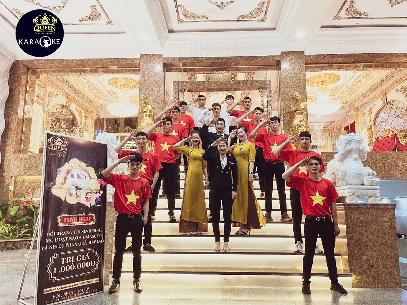 Thái độ phục vụ chuyên nghiệp tại quán karaoke Queen