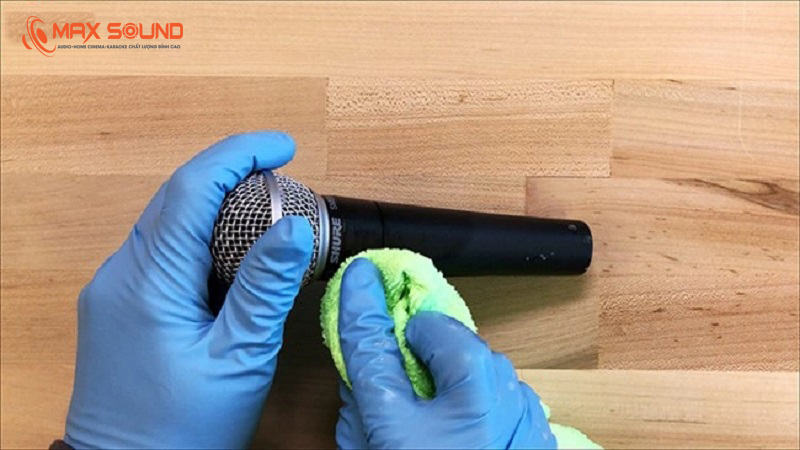 Vệ sinh thân micro thường xuyên